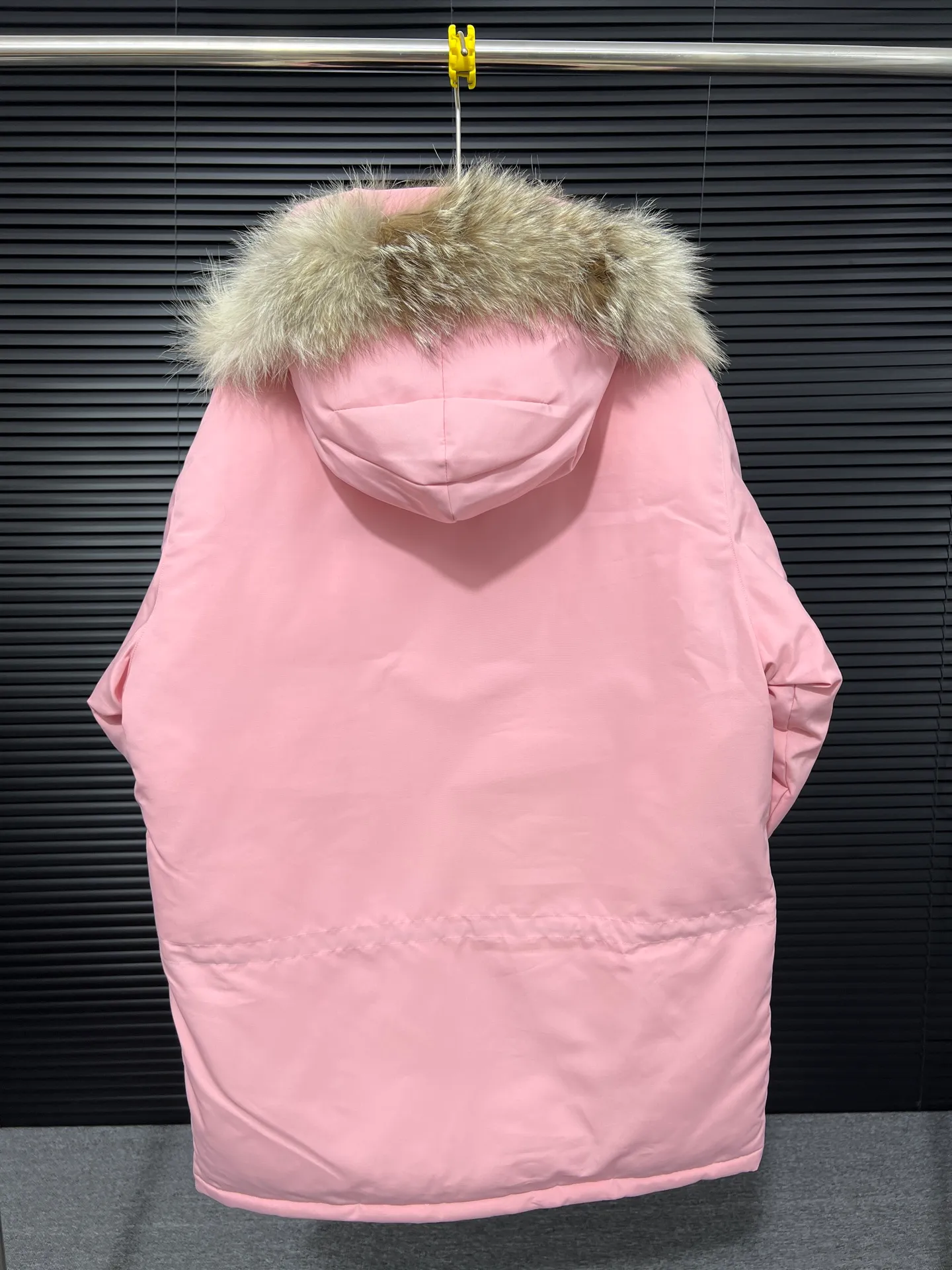 P780 🆕 Top original version, supports chip sensor with handbag 𝗖𝗮𝗻𝗮𝗱𝗮 𝗚𝗼𝘀𝗲 / 🇨🇦 Canada Goose 08 Down Jacket ⚠️ Partners who have been cooperating with us in the past few years know that no matter what is produced outside, our pure genuine trading company ships ❗️ After the test of time, we have received rave reviews. You can compare the market products with us. If you are not satisfied, you can return it at will. You are also welcome to come to ZG to see it and then come to my home to buy‼  1⃣️ The filling is 80% white duck down, with a weight of 500g. Regarding the down content, you can feel it with your hands. Good down has no embarrassment and can be called a walking duvet! 2⃣️ The fabric is made of Feather-Light 10D waterproof coating fabric, which is made of 84.5 polyester fiber and 15.5 cotton. The surface is treated with a special Teflon protective coating produced by DuPont to prevent wind and splash water, and makes the clothing anti-pollution and long-lasting new features! 3⃣️ One-piece seamless cuffs, 13cm official length, all seals are stamped, and all the inner liner is hemmed. The overcoat means sewing all the inner liner once. On the one hand, it is to prevent the velvet from running off, and on the other hand, it can keep the stiffness of the clothes! 4⃣️ Original Yoshida Kogyo Kabushikigaisha zipper, top-grade zinc alloy electroplated zipper with the highest specifications, using precise Japanese craftsmanship, raw materials and management methods. Each zipper can withstand 100,000+ openings and closings 5⃣️ The detachable fur collar is made of top-grade imported wolf fur, which is not comparable to the loose and soft raccoon fur and fake fur on the market. It is a natural Siberian coyote fur collar. The delicate and strong feel is the sense of life that comes from the erosion of wind and frost in nature. 6⃣️ Main logo double-thread 9-needle locking stranded embroidery, electronic digital automatic embroidery, maple leaves with sharp edges. Size: XS-XXL Color: black, off-white, graphite gray, sapphire blue Dark Blue Pink Azure Graphite Gray Black Label Shoulder Width Chest Sleeve Length Clothes Length Recommended Weight kg 67 87 80-90 2XL 58 136 69 89 90-105